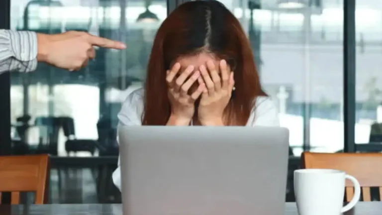 Pregnant Bank Employee Faces ‘Inhuman Behaviour’ From Toxic Manager, Shares Experience on Reddit